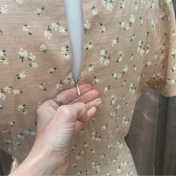 MAJORELLE Evelyn Dress in Tan Ditsy size medium - Picture 11 of 12